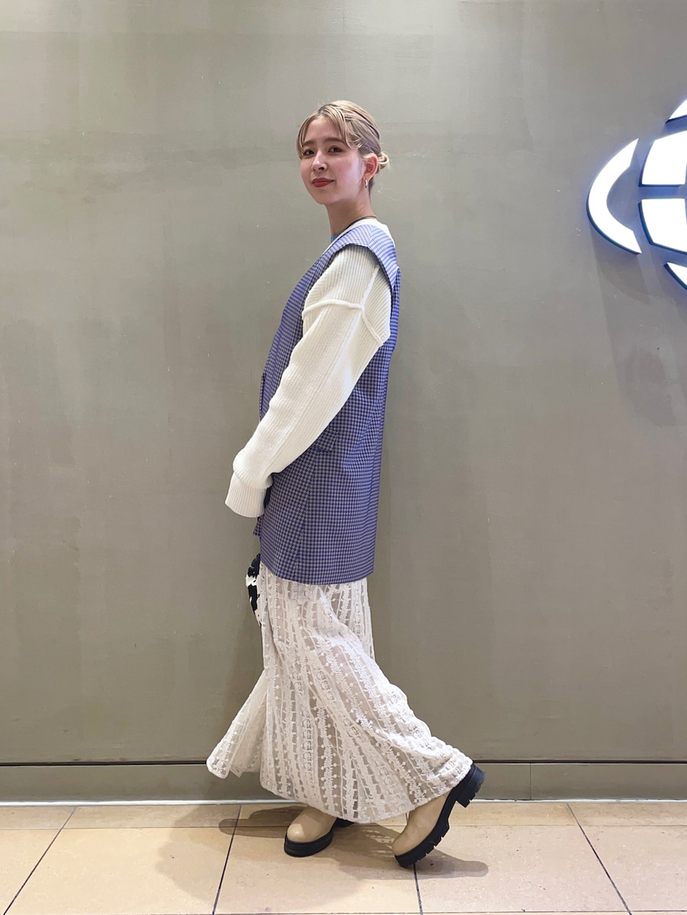 ブルー系のワンピース/ドレス、ホワイト系のカーディガン/ボレロを着用したレディースの秋コーディネートの2枚目の写真