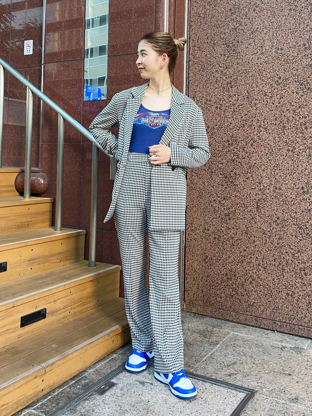 ブラック系のジャケット/アウター、ブラック系のその他パンツを着用したレディースの秋コーディネートの2枚目の写真