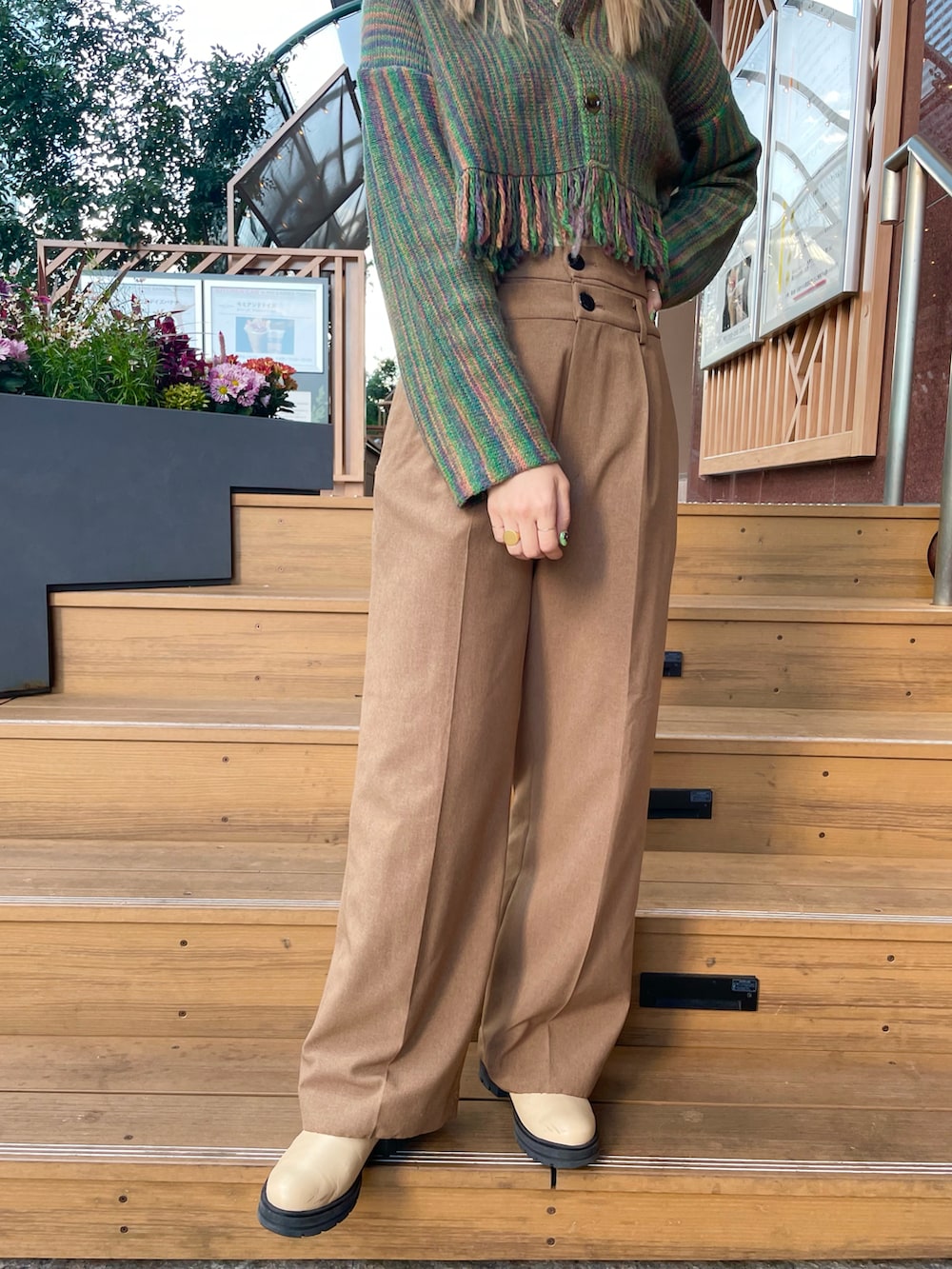 グリーン系のカーディガン/ボレロ、ブラウン系のその他パンツを着用したレディースの秋コーディネートの4枚目の写真