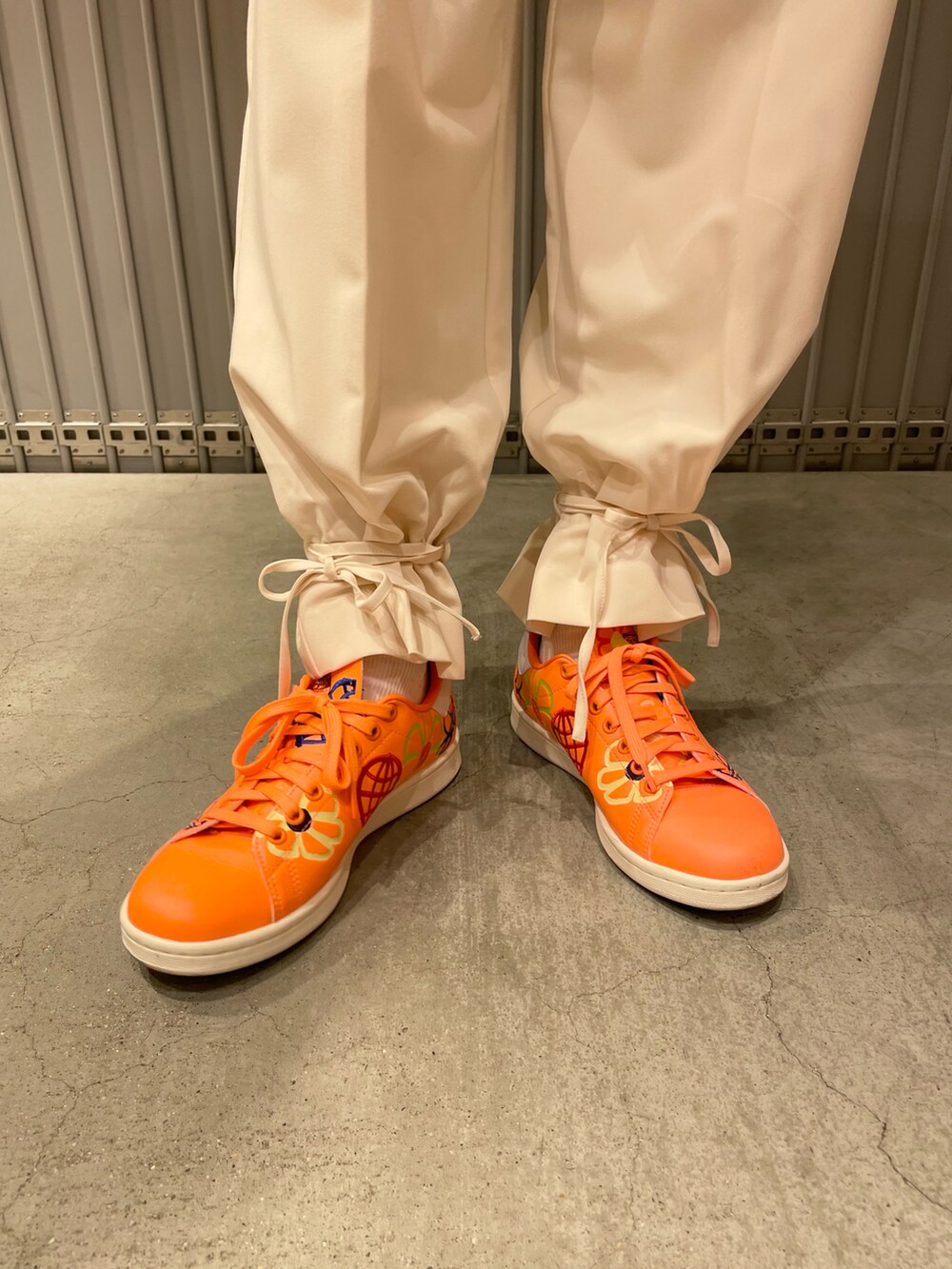 ホワイト系のその他パンツを着用したレディースの春コーディネートの4枚目の写真