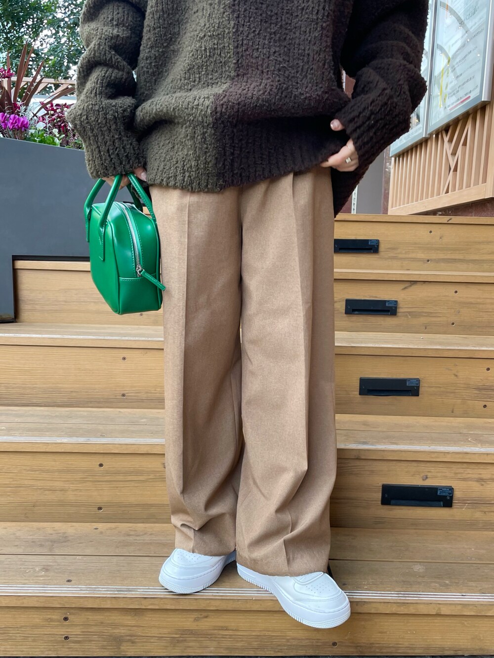 ブラウン系のニット/セーター、グリーン系のボストンバッグ、ブラウン系のその他パンツを着用したレディースの秋コーディネートの4枚目の写真