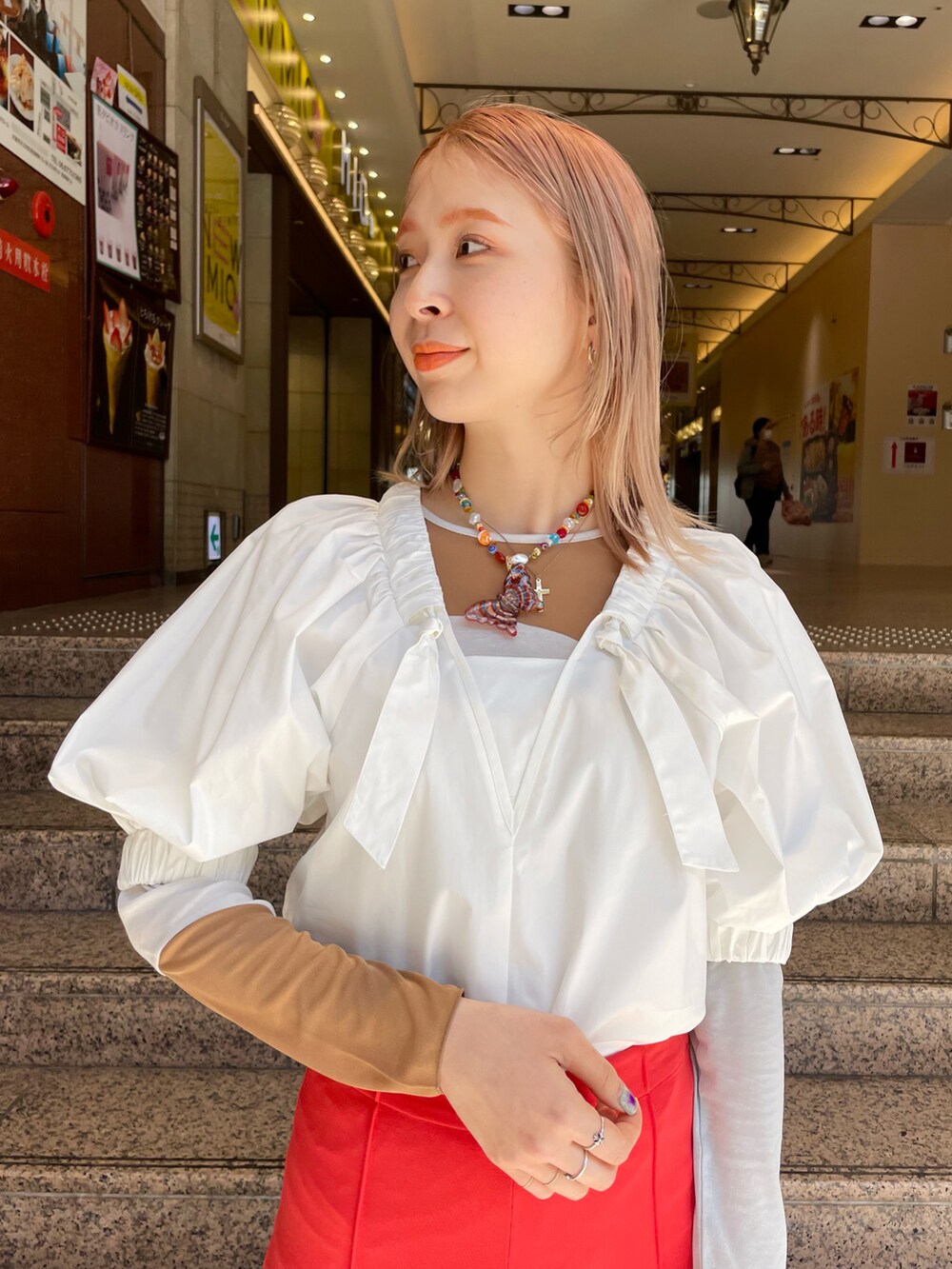 ホワイト系のシャツ/ブラウス、レッド系のその他パンツ、ホワイト系のサンダルを着用したレディースの春コーディネートの3枚目の写真