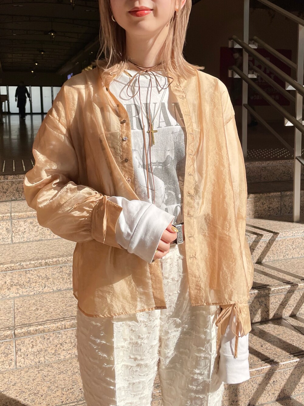 ホワイト系のその他パンツを着用したレディースの冬コーディネートの3枚目の写真