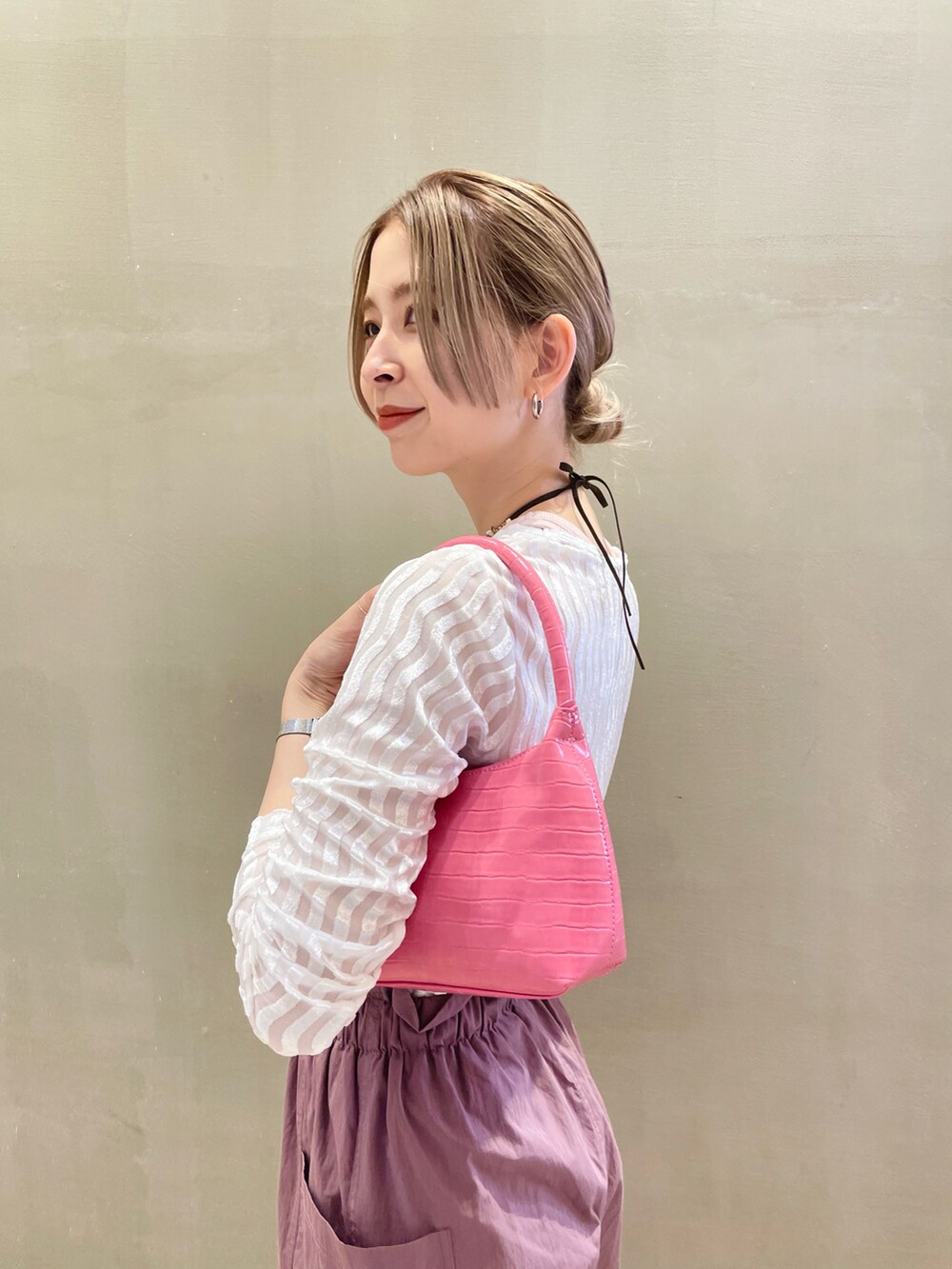 ホワイト系のTシャツ/カットソー、ピンク系のパンツ、ピンク系のトートバッグを着用したレディースの夏コーディネートの3枚目の写真