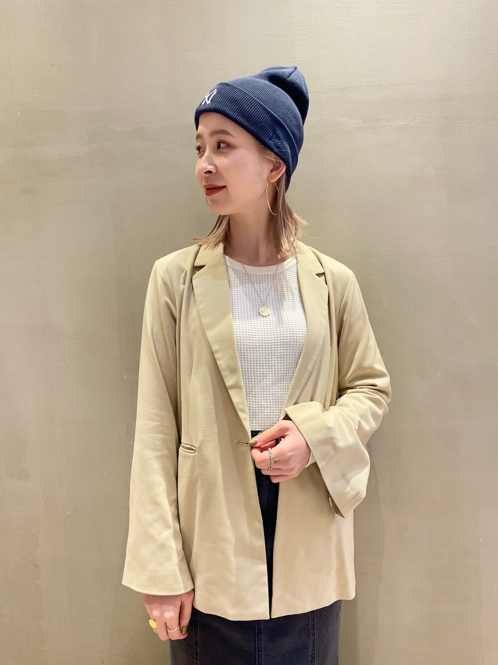 ブラック系のデニムスカート、ブルー系のニットキャップ/ビーニーを着用したレディースの冬コーディネートの3枚目の写真