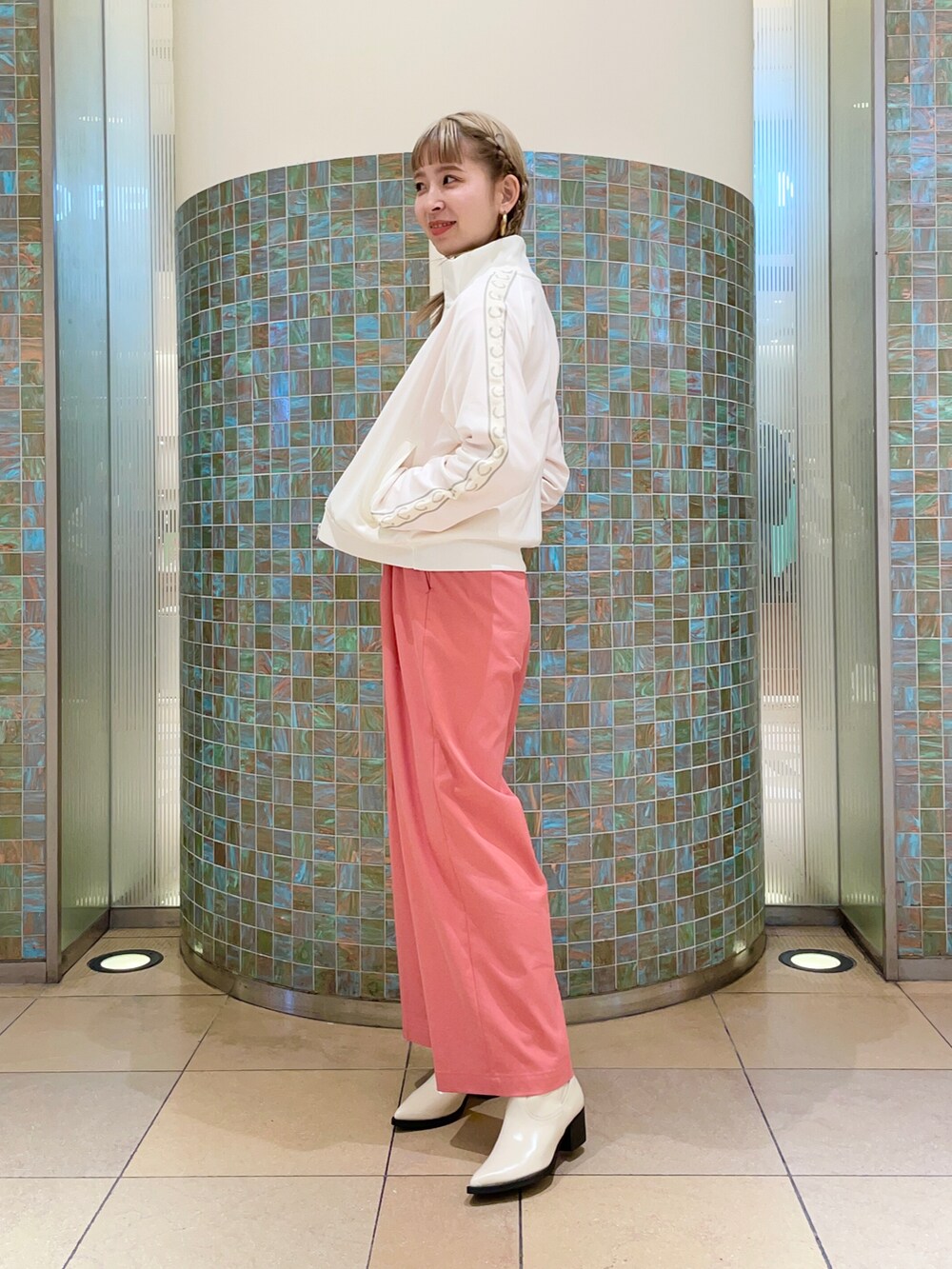 ピンク系のパンツ、ホワイト系のジャージを着用したレディースの冬コーディネートの2枚目の写真