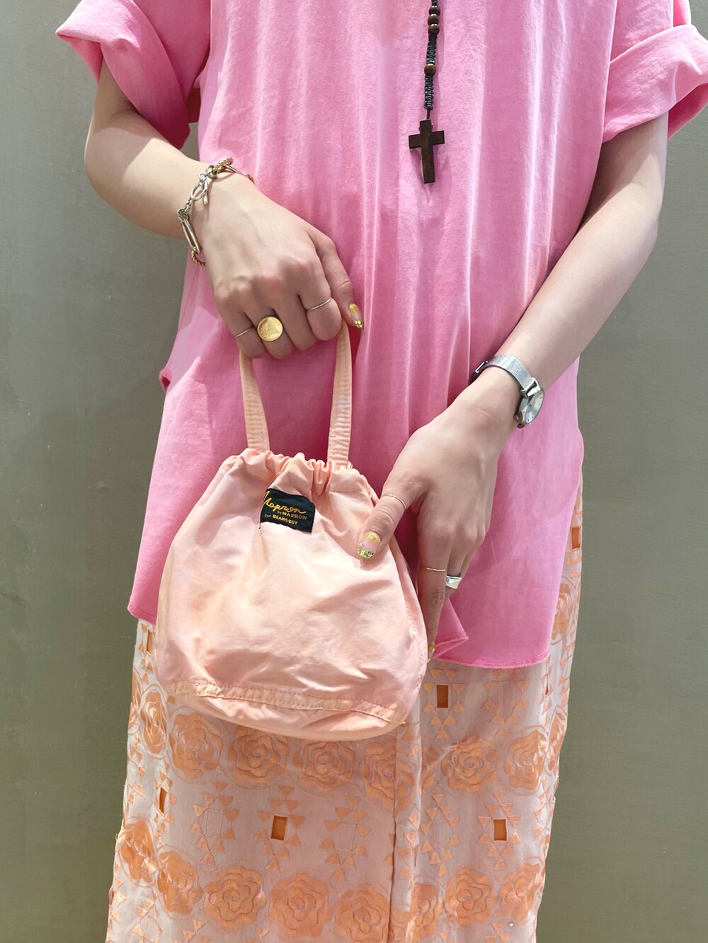 ピンク系のTシャツ/カットソー、ピンク系のトートバッグを着用したレディースの夏コーディネートの4枚目の写真