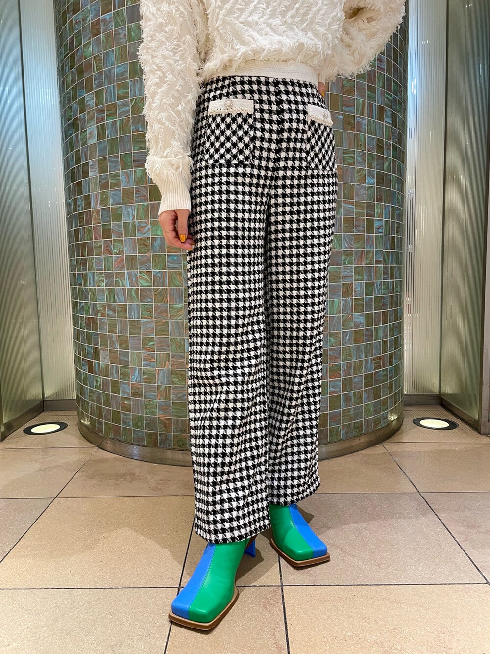 その他のパンツ、ホワイト系のニット/セーターを着用したレディースの秋コーディネートの4枚目の写真