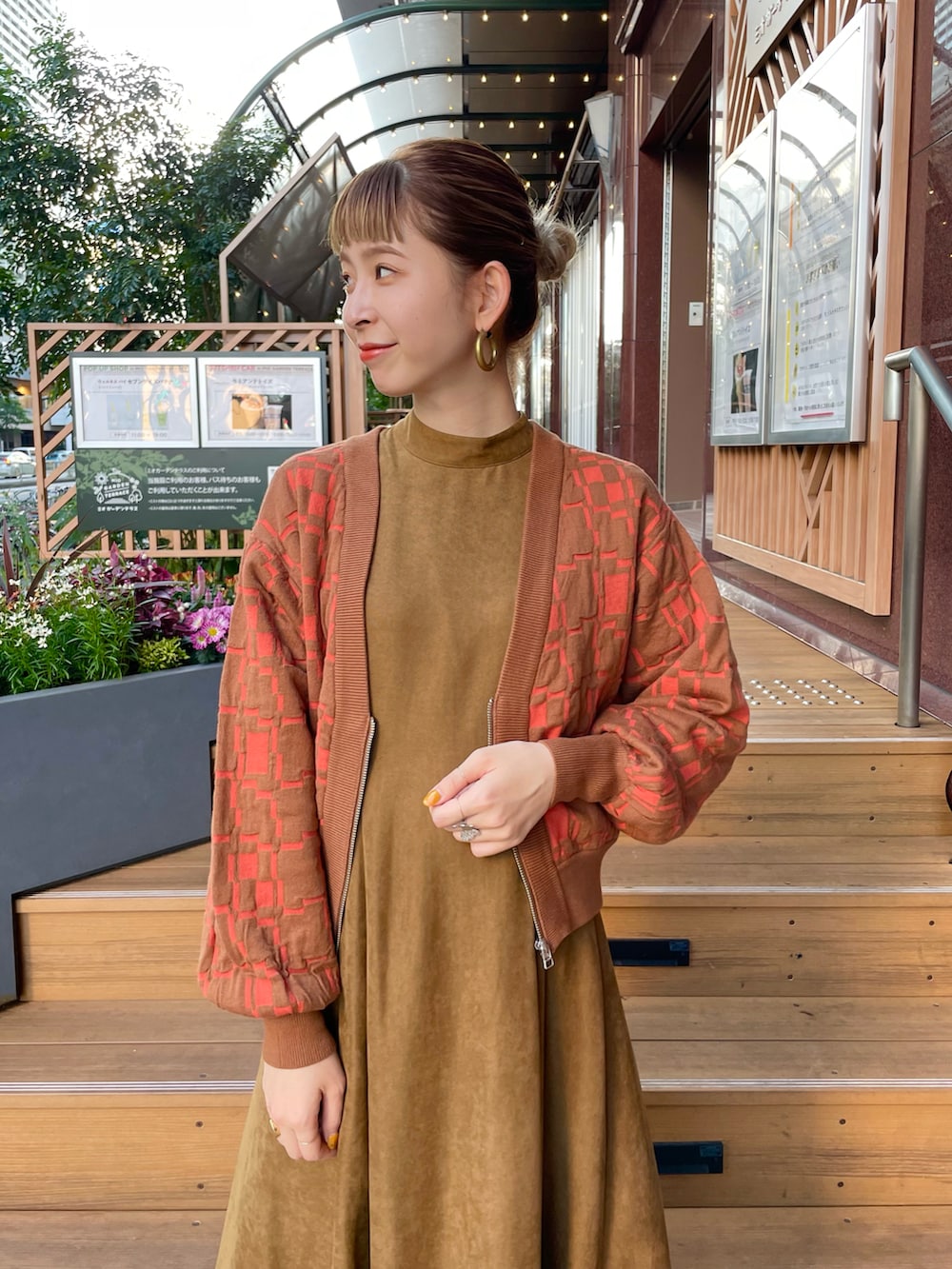 ブラウン系のカーディガン/ボレロ、ブラウン系のワンピースを着用したレディースの秋コーディネートの2枚目の写真