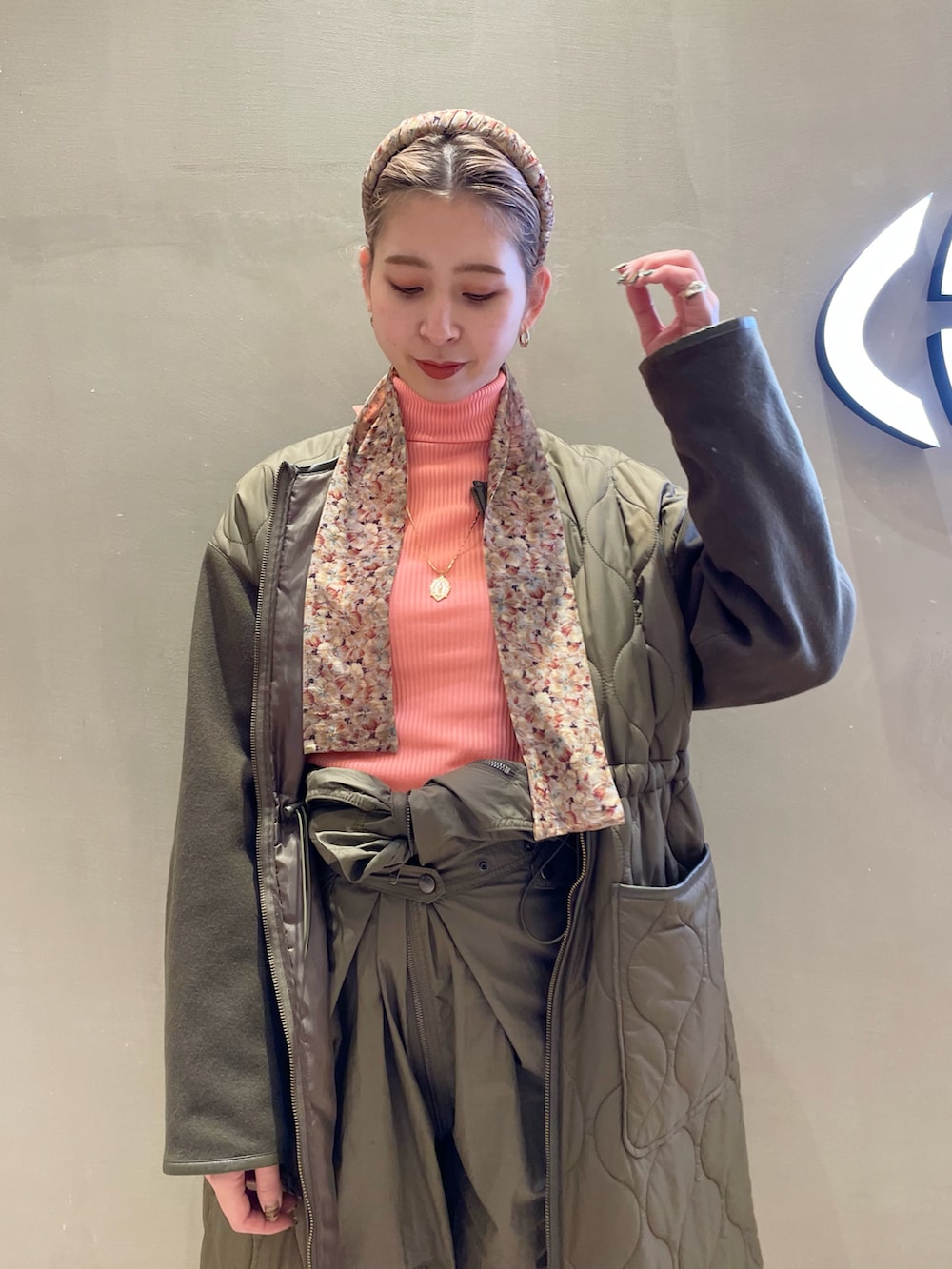 「BEAMS BOY、Ray BEAMS、ミリタリー、FUMIE=TANAKA、カチューシャ、Dr.Martens、ジャンプスーツ」｜「BEAMS BOYのBEAMS BOY / タイプライター ミリタリー オールインワン（サロペット/オーバーオール、グリーン系）」を使った、コウノナホさん（レディース・164cm）の冬コーディネートの3枚目の写真