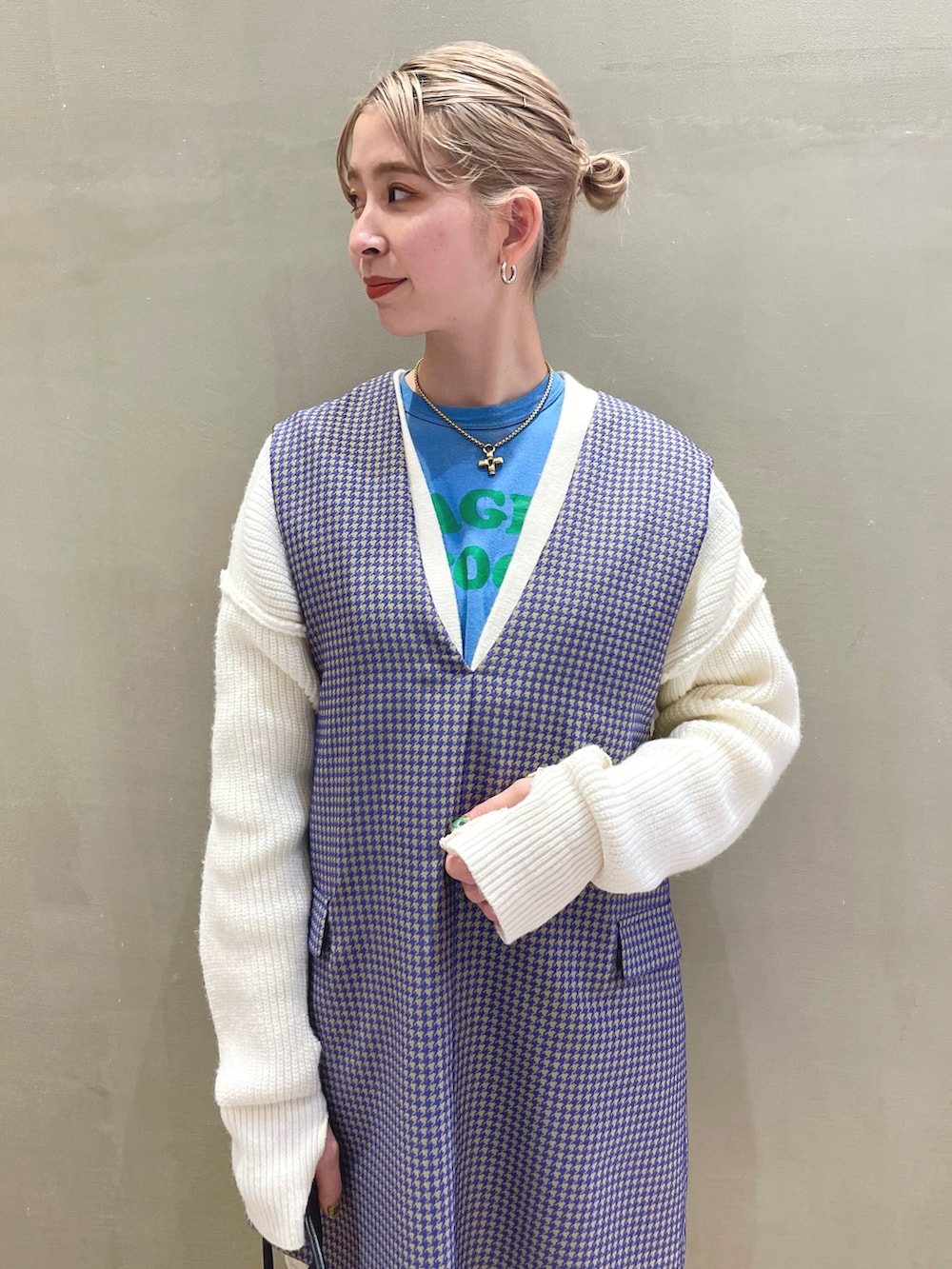 ブルー系のワンピース/ドレス、ホワイト系のカーディガン/ボレロを着用したレディースの秋コーディネートの3枚目の写真