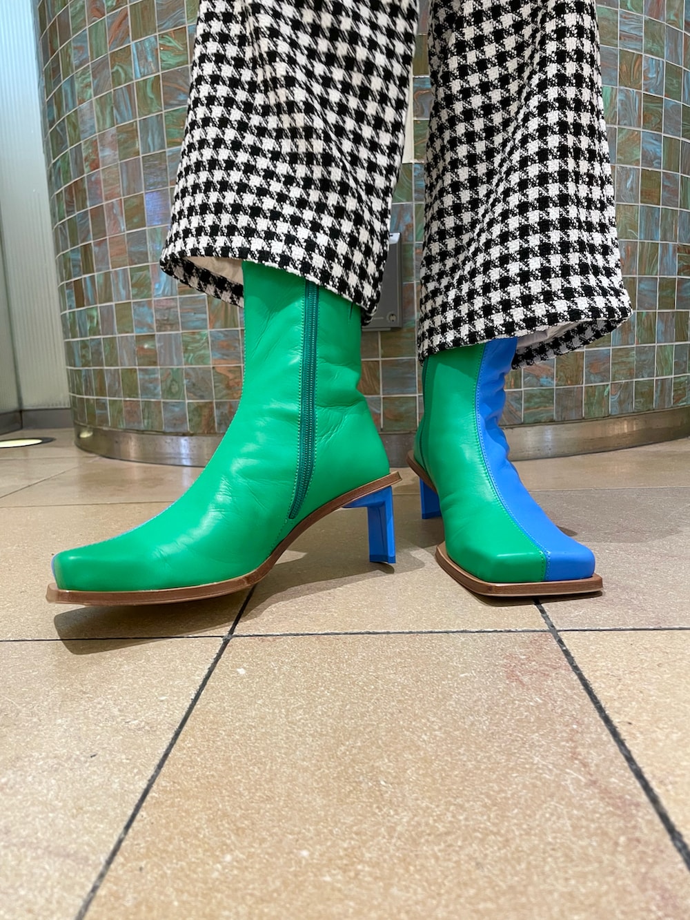 その他のパンツ、ホワイト系のニット/セーターを着用したレディースの秋コーディネートの5枚目の写真