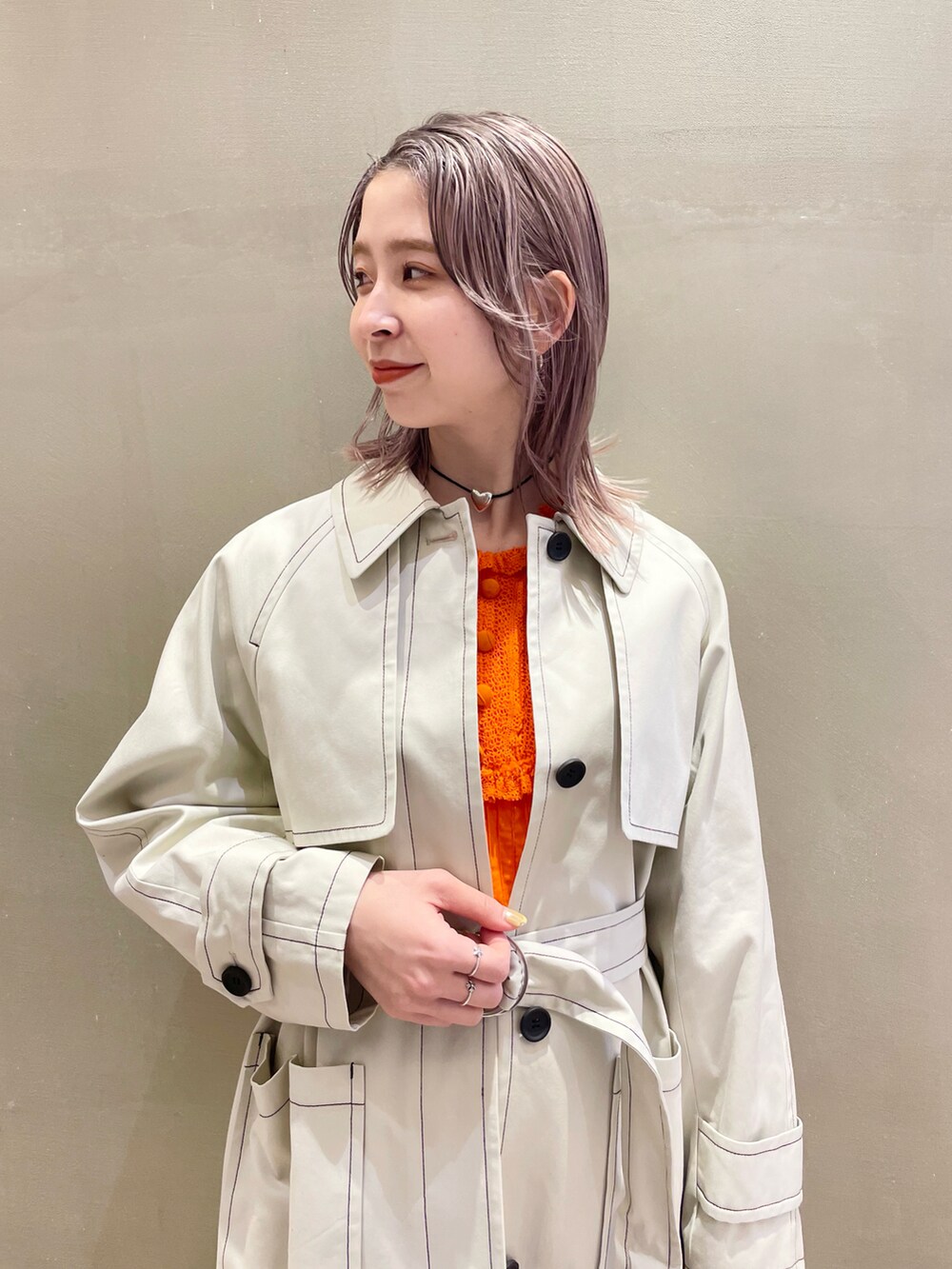 ベージュ系のその他アウター、ホワイト系のその他パンツ、シルバー系のネックレスを着用したレディースの冬コーディネートの4枚目の写真