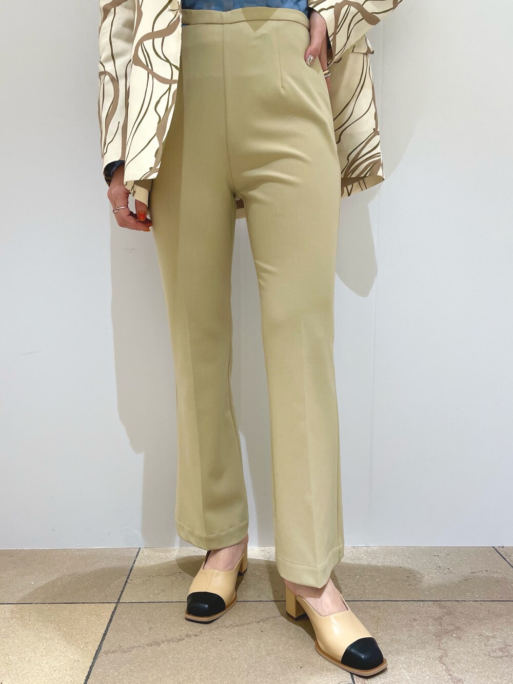 ホワイト系のテーラードジャケット、ホワイト系のシャツ/ブラウス、ブルー系のTシャツ/カットソーを着用したレディースの冬コーディネートの3枚目の写真