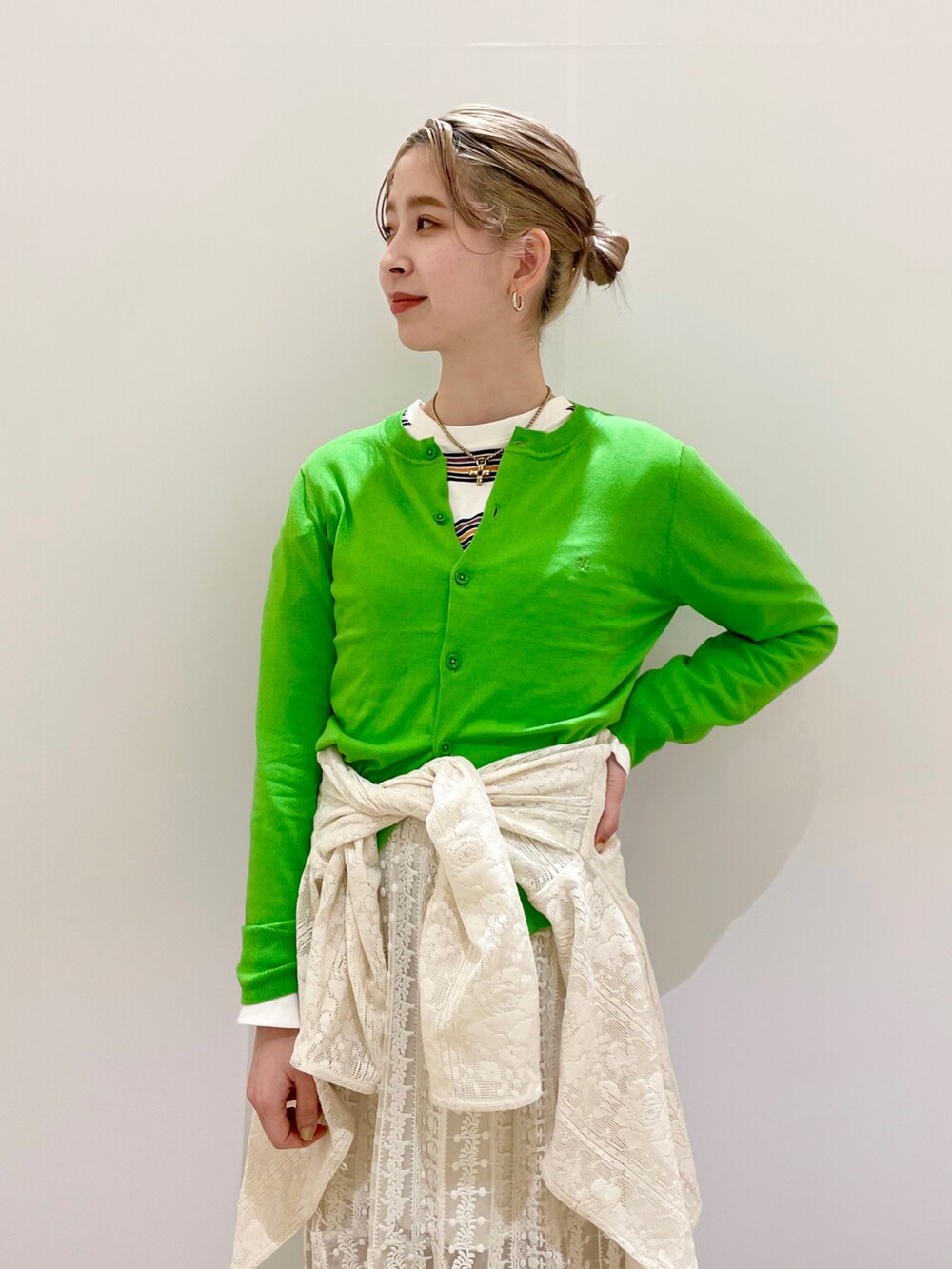 ベージュ系のシャツ/ブラウス、グリーン系のカーディガン/ボレロを着用したレディースの冬コーディネートの2枚目の写真