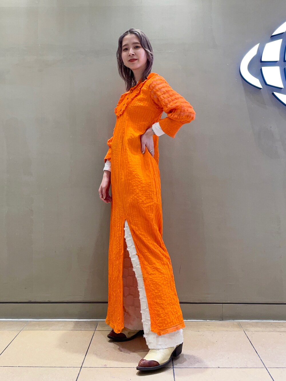 ベージュ系のその他アウター、ホワイト系のその他パンツ、シルバー系のネックレスを着用したレディースの冬コーディネートの3枚目の写真