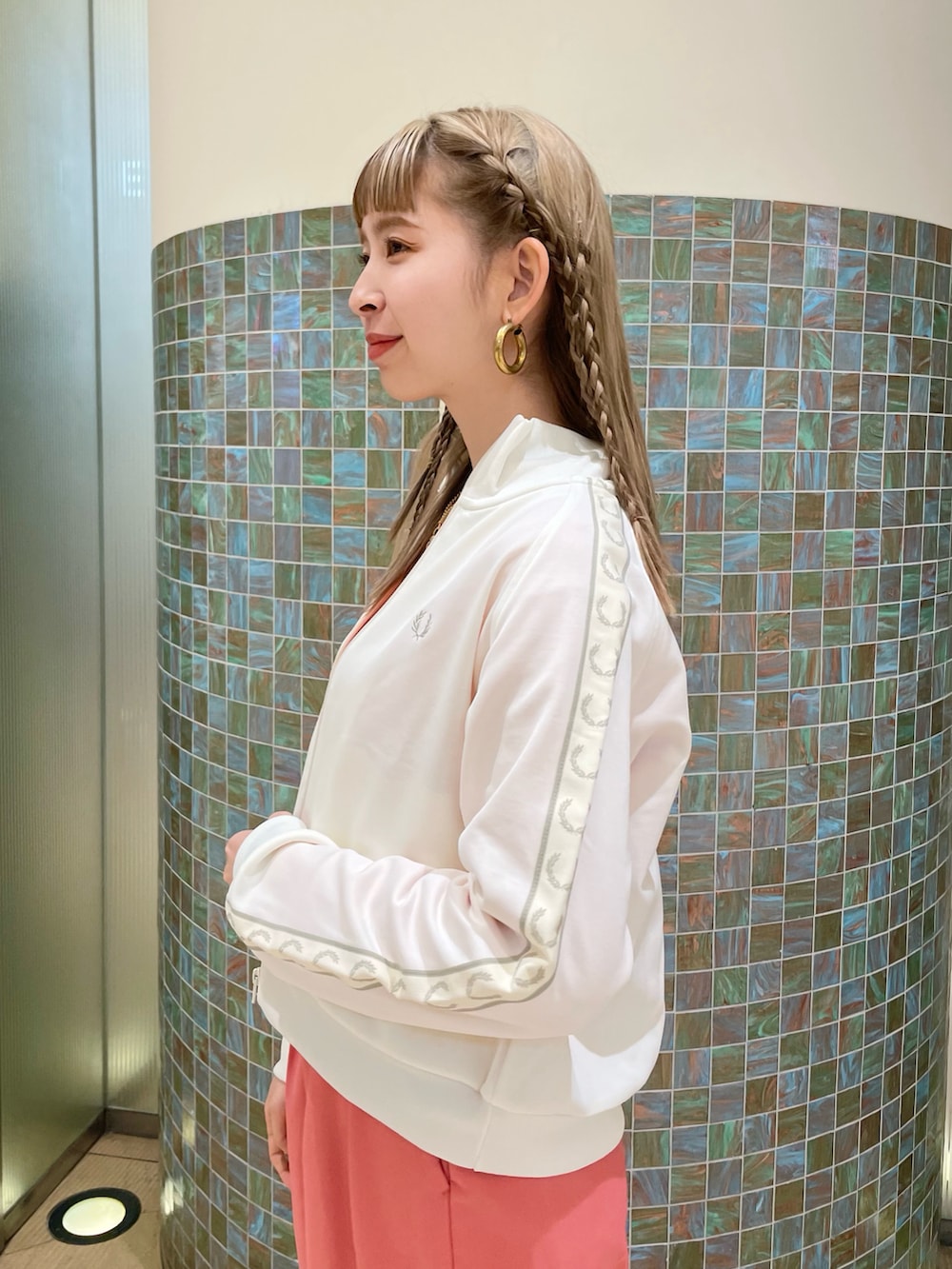 ピンク系のパンツ、ホワイト系のジャージを着用したレディースの冬コーディネートの4枚目の写真