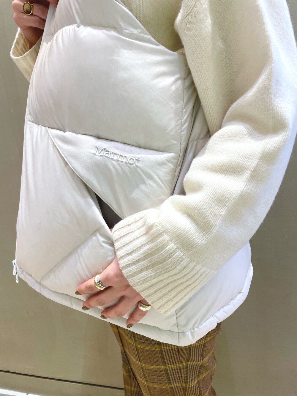 ベージュ系のその他パンツ、ホワイト系のダウンベストを着用したレディースの冬コーディネートの5枚目の写真