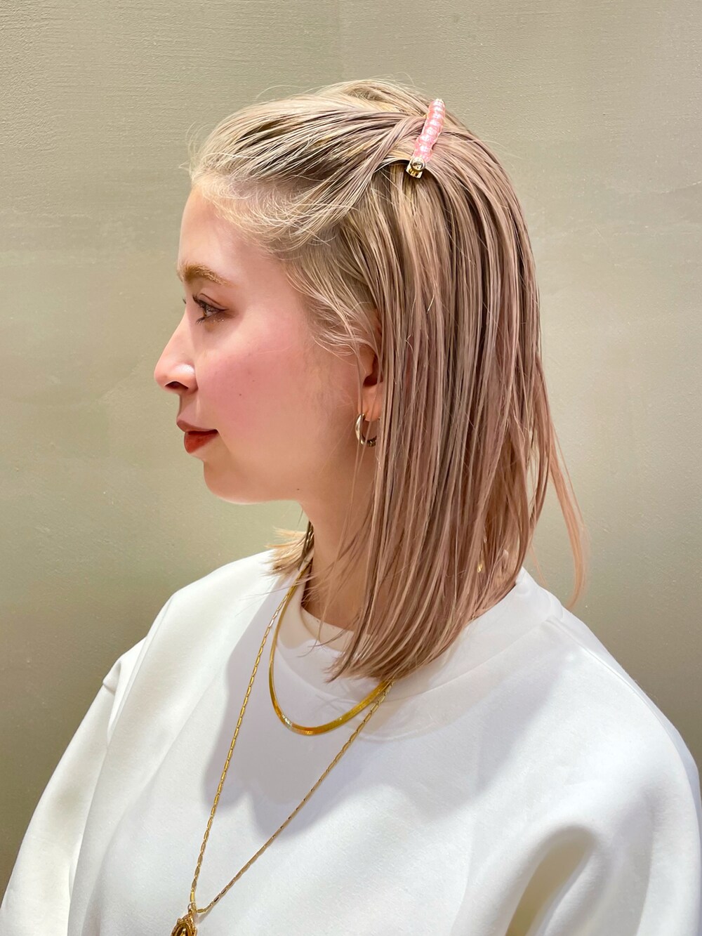 オレンジ系のスカート、その他のその他シューズ、ホワイト系の付け襟を着用したレディースの冬コーディネートの4枚目の写真