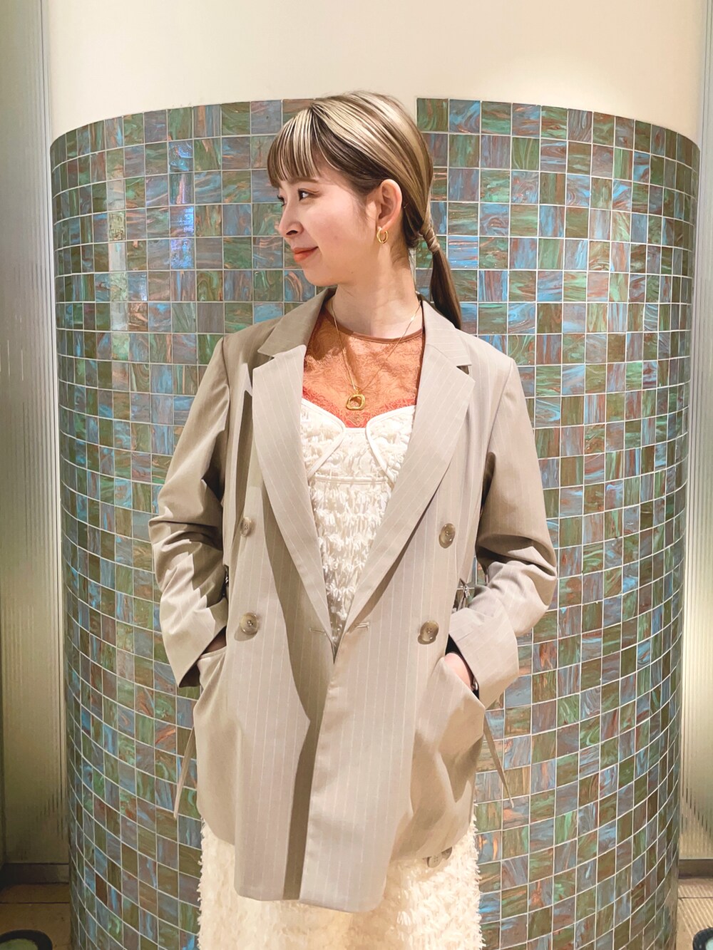 ホワイト系のワンピース、ベージュ系のジャケット/アウターを着用したレディースの冬コーディネートの3枚目の写真