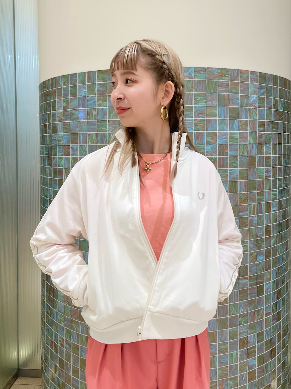 ピンク系のパンツ、ホワイト系のジャージを着用したレディースの冬コーディネートの3枚目の写真