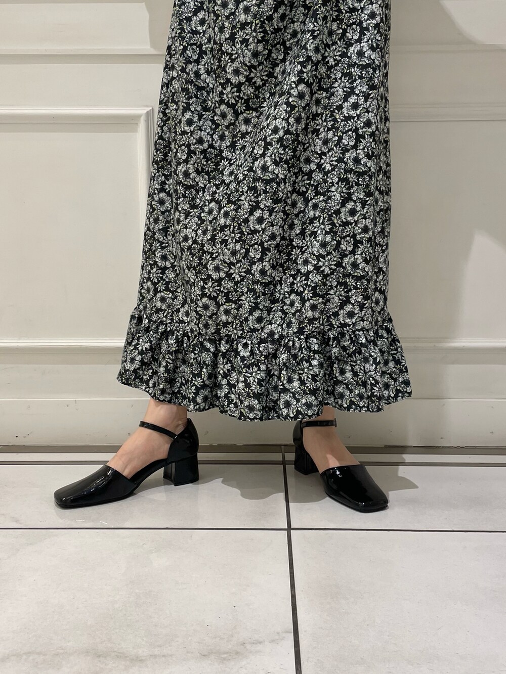 ブラック系のワンピース/ドレス、ブラック系のパンプスを着用したレディースの夏コーディネートの3枚目の写真