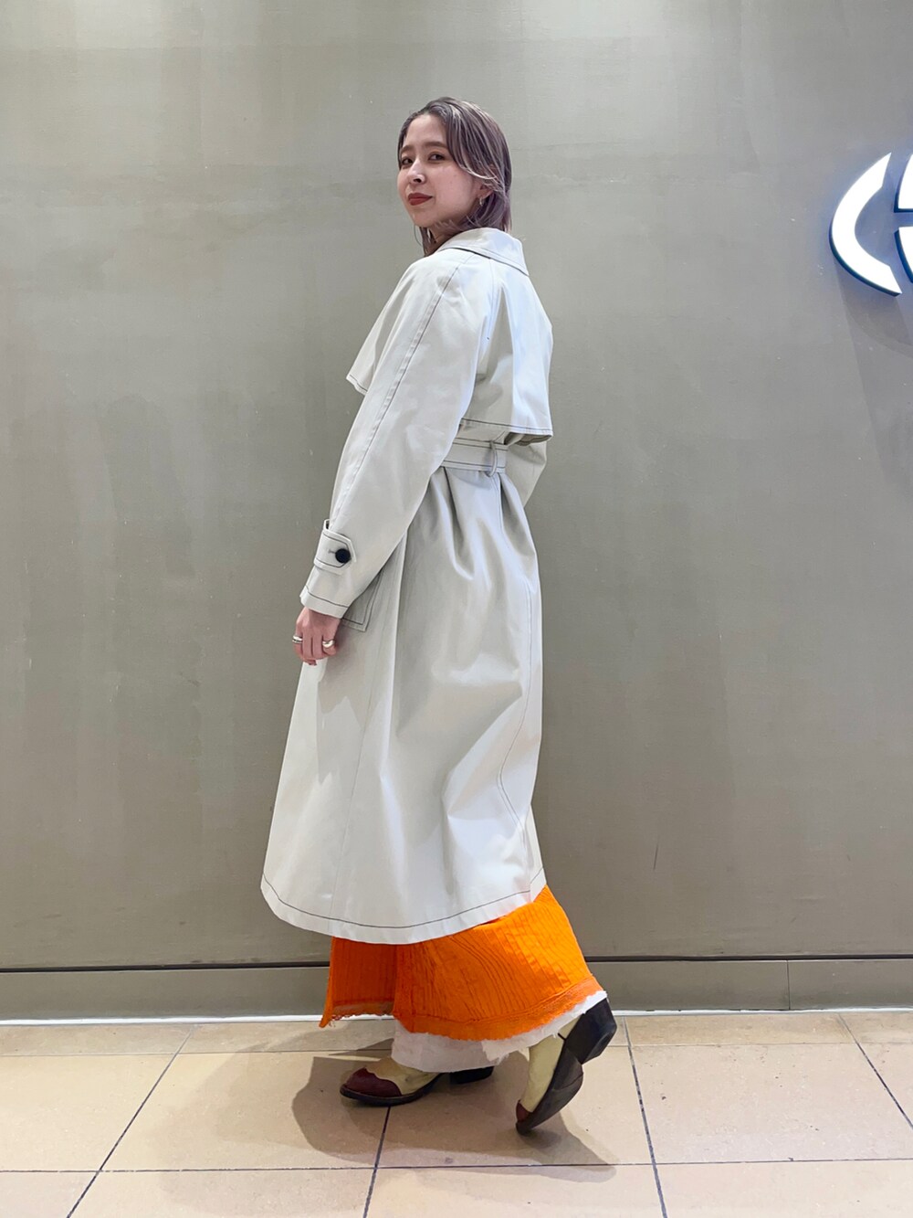 ベージュ系のその他アウター、ホワイト系のその他パンツ、シルバー系のネックレスを着用したレディースの冬コーディネートの2枚目の写真