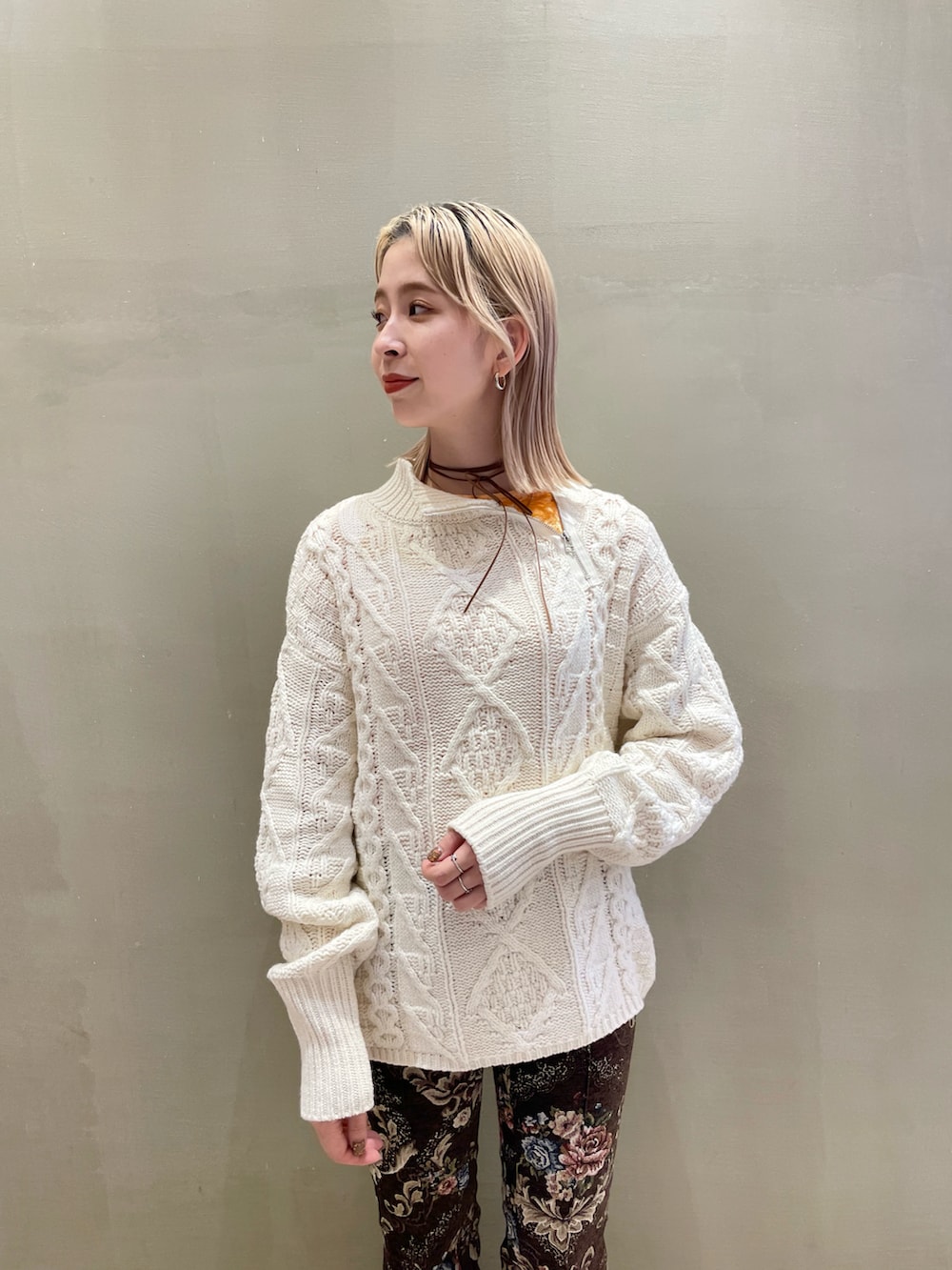 ホワイト系のニット/セーター、ブラウン系のその他パンツを着用したレディースの秋コーディネートの2枚目の写真