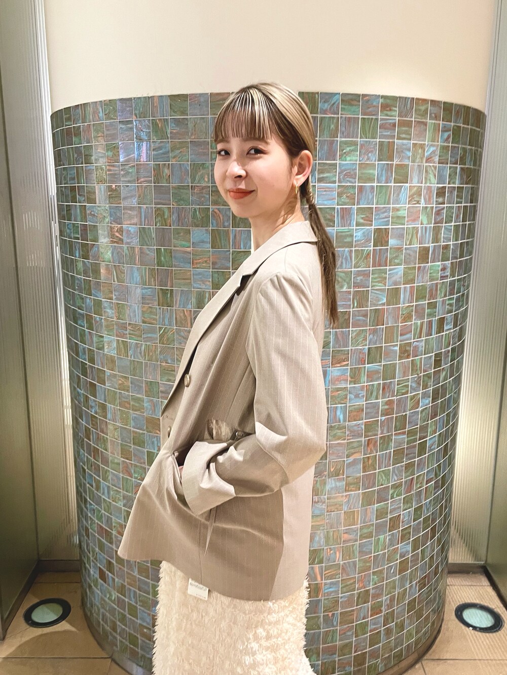 ホワイト系のワンピース、ベージュ系のジャケット/アウターを着用したレディースの冬コーディネートの4枚目の写真