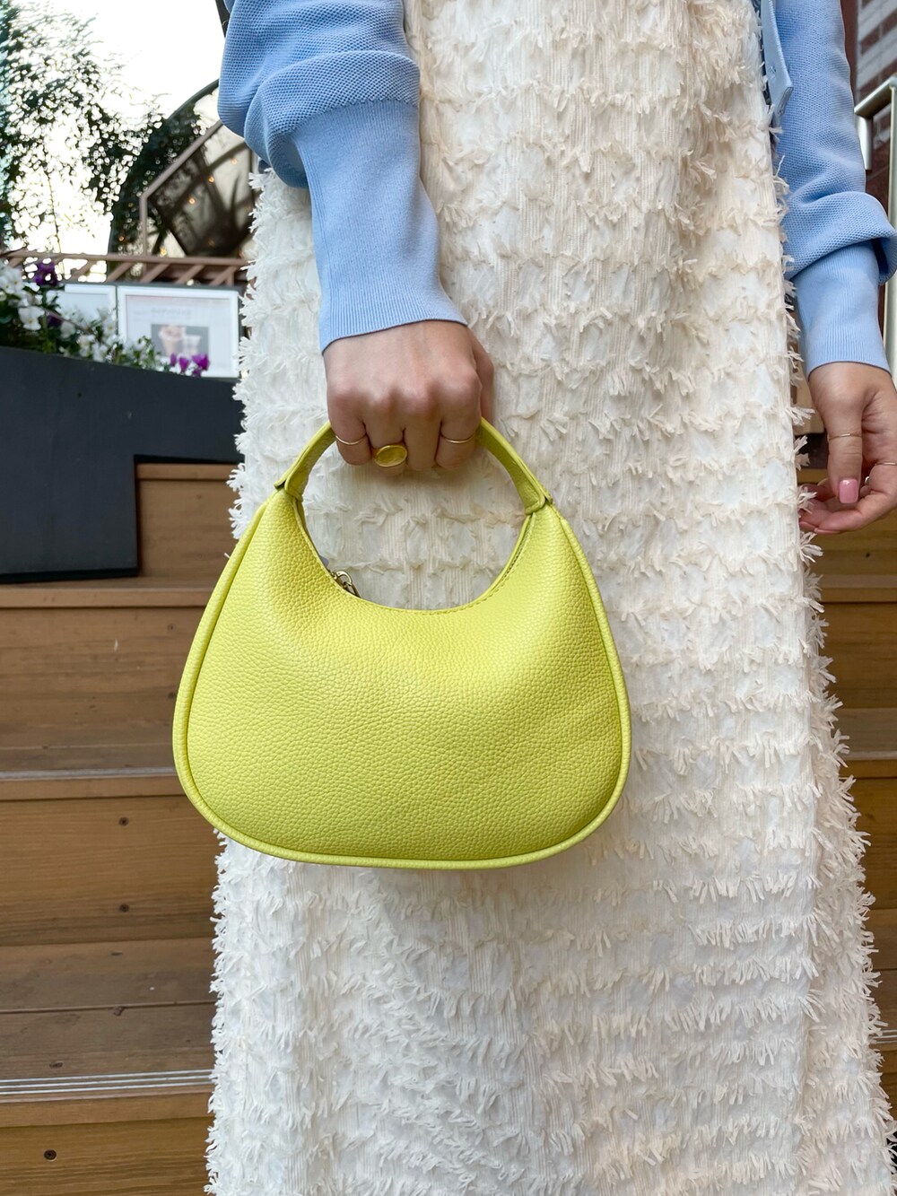 グリーン系のバッグ、ブルー系のカーディガン/ボレロ、ブルー系のベストを着用したレディースの冬コーディネートの5枚目の写真