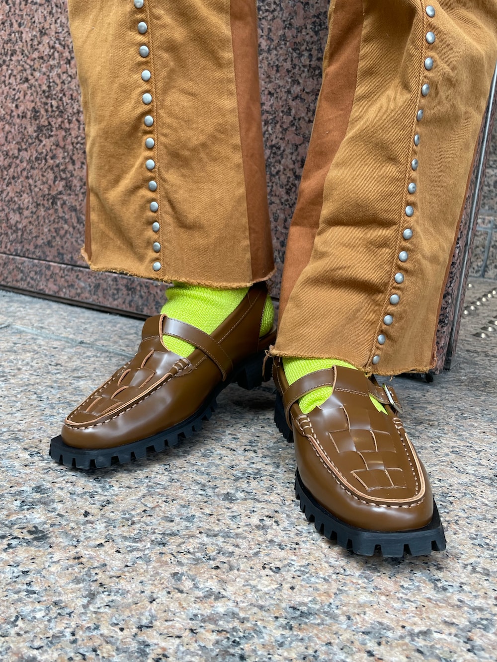 ベージュ系のシャツ/ブラウス、ブラウン系のシューズを着用したレディースの冬コーディネートの3枚目の写真