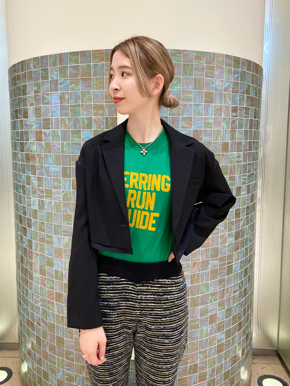 ブラック系のその他パンツ、ブラック系のドレスシューズを着用したレディースの夏コーディネートの2枚目の写真