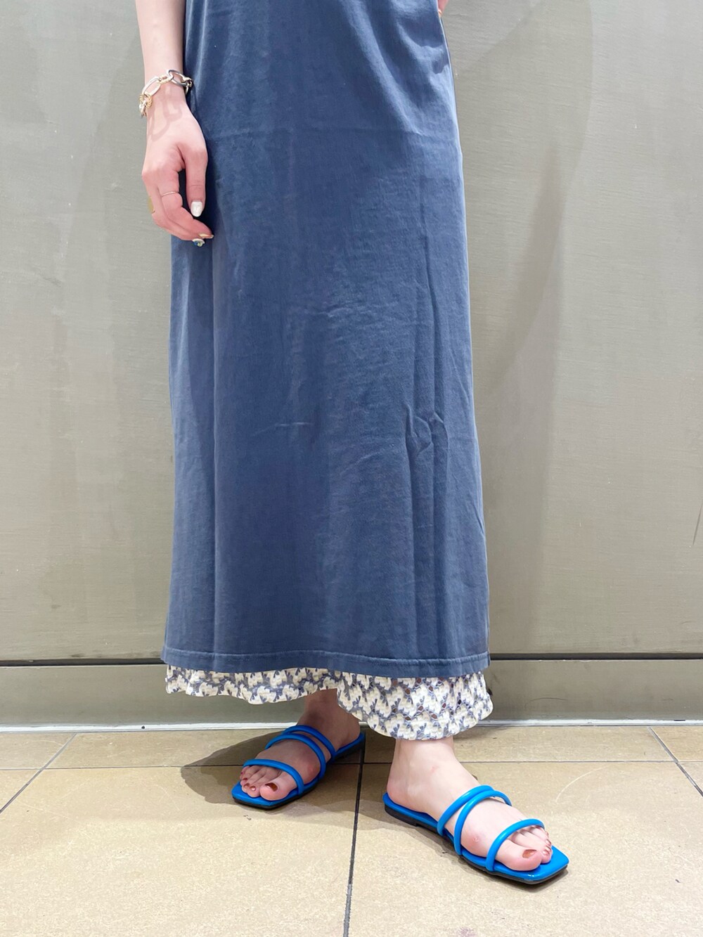 ブルー系のサンダル、ブルー系のスカートを着用したレディースの春コーディネートの4枚目の写真