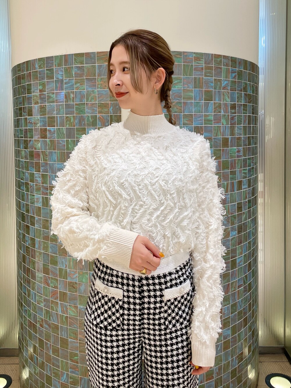 その他のパンツ、ホワイト系のニット/セーターを着用したレディースの秋コーディネートの3枚目の写真