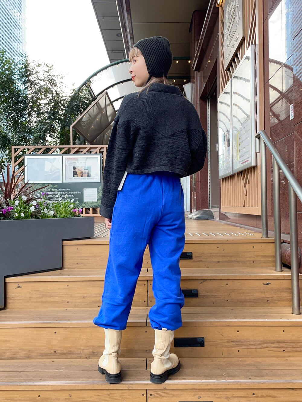 ブルー系のスウェットパンツ、グレー系のTシャツ/カットソー、ブラック系のカーディガン/ボレロを着用したレディースの冬コーディネートの2枚目の写真