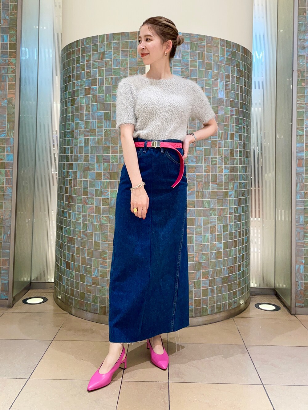 グレー系のニット/セーター、ピンク系のドレスシューズを着用したレディースの夏コーディネートの2枚目の写真