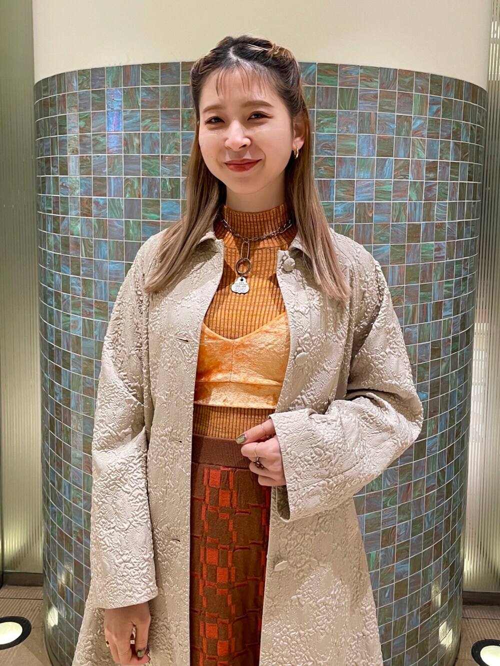 「Ray BEAMS、春アウター、ジャガード柄、PUMA」｜「Ray BEAMSのアイテム（ステンカラーコート、ベージュ系）」を使った、コウノナホさん（レディース・164cm）の冬コーディネートの3枚目の写真
