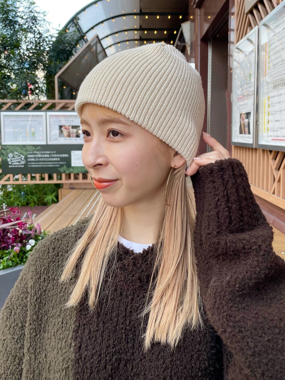 ブラウン系のニット/セーター、グリーン系のボストンバッグ、ブラウン系のその他パンツを着用したレディースの秋コーディネートの3枚目の写真