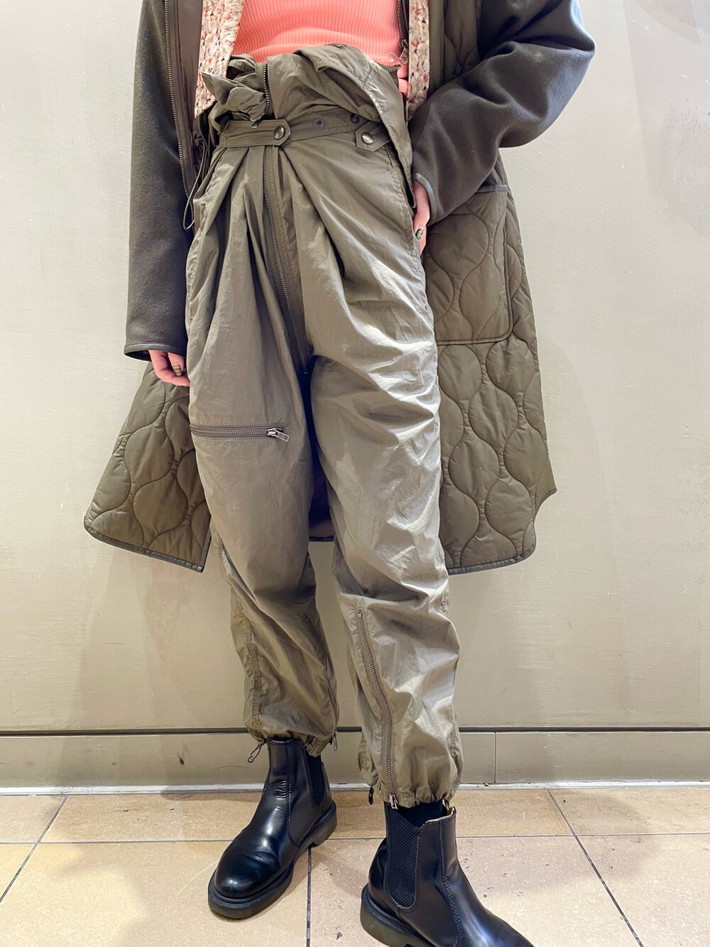 「BEAMS BOY、Ray BEAMS、ミリタリー、FUMIE=TANAKA、カチューシャ、Dr.Martens、ジャンプスーツ」｜「BEAMS BOYのBEAMS BOY / タイプライター ミリタリー オールインワン（サロペット/オーバーオール、グリーン系）」を使った、コウノナホさん（レディース・164cm）の冬コーディネートの4枚目の写真
