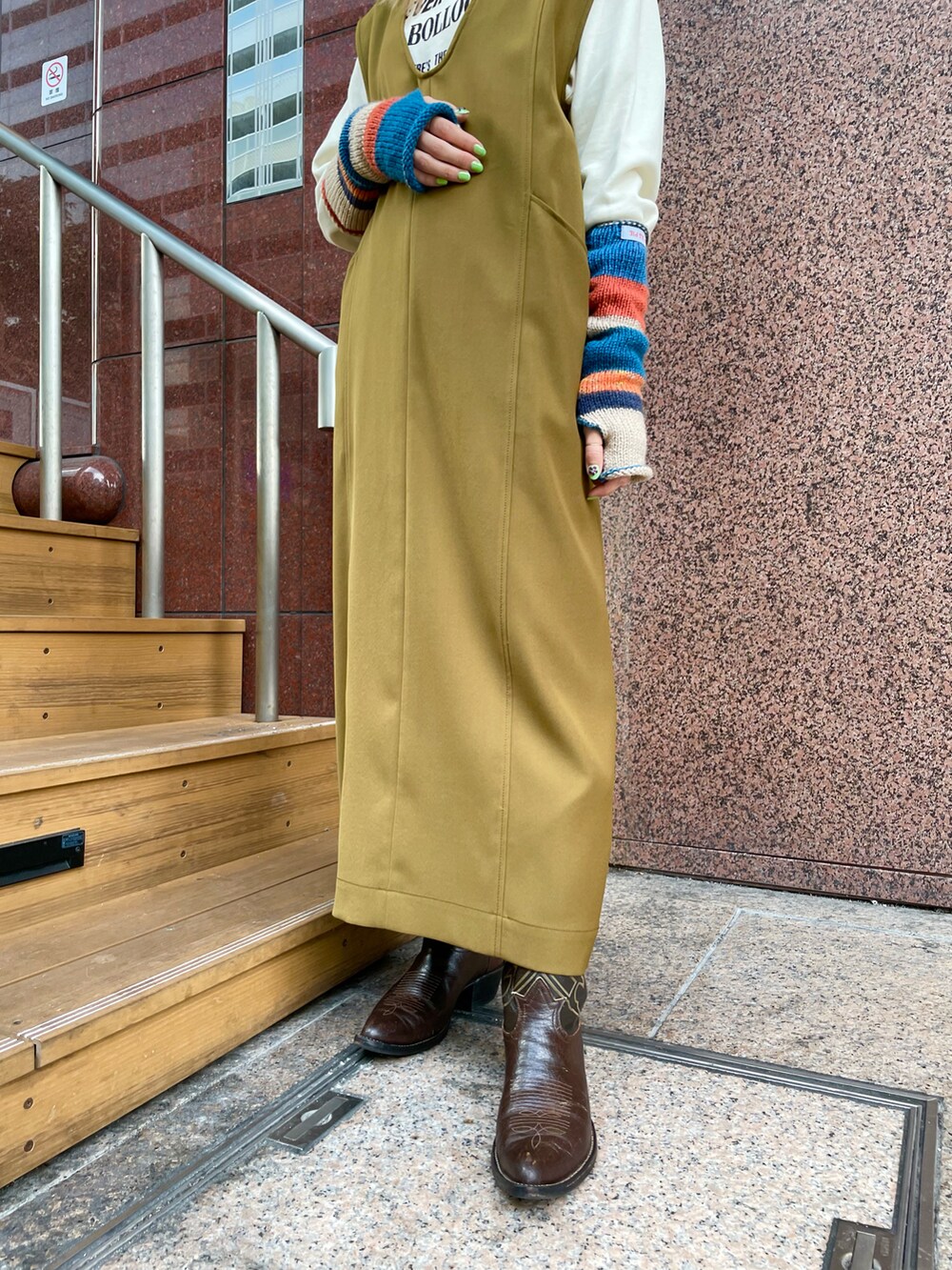 イエロー系のワンピース/ドレス、ホワイト系のスウェットを着用したレディースの秋コーディネートの4枚目の写真