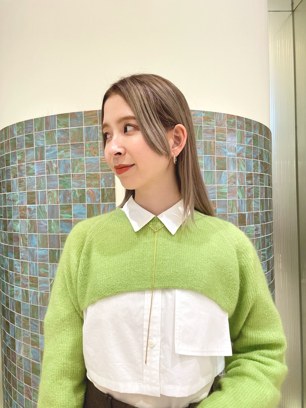 ブラウン系のその他パンツ、グリーン系のニット/セーターを着用したレディースの秋コーディネートの4枚目の写真