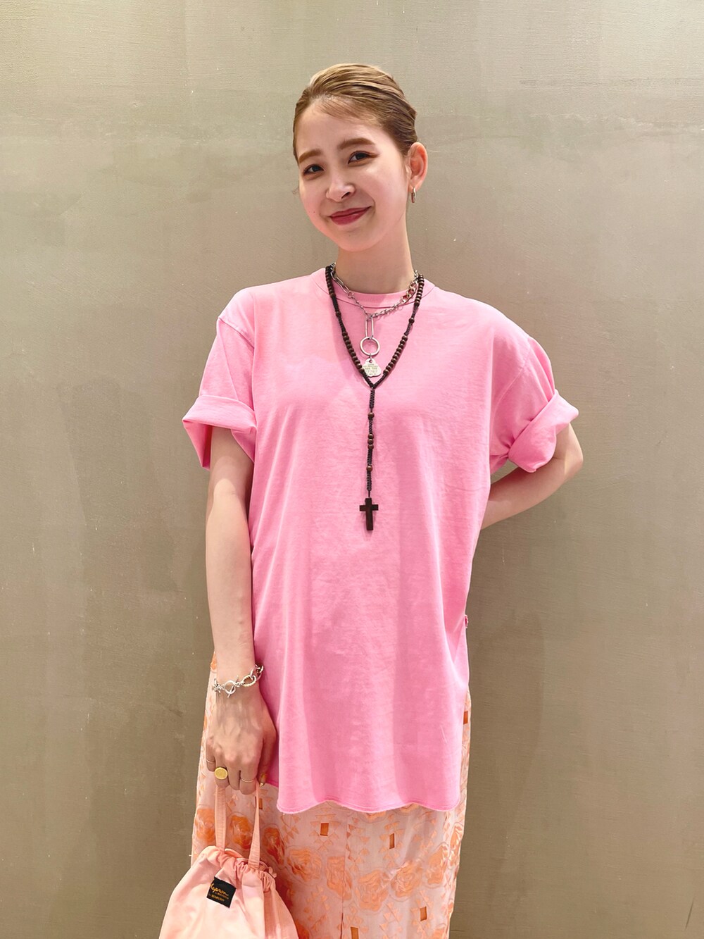 ピンク系のTシャツ/カットソー、ピンク系のトートバッグを着用したレディースの夏コーディネートの2枚目の写真