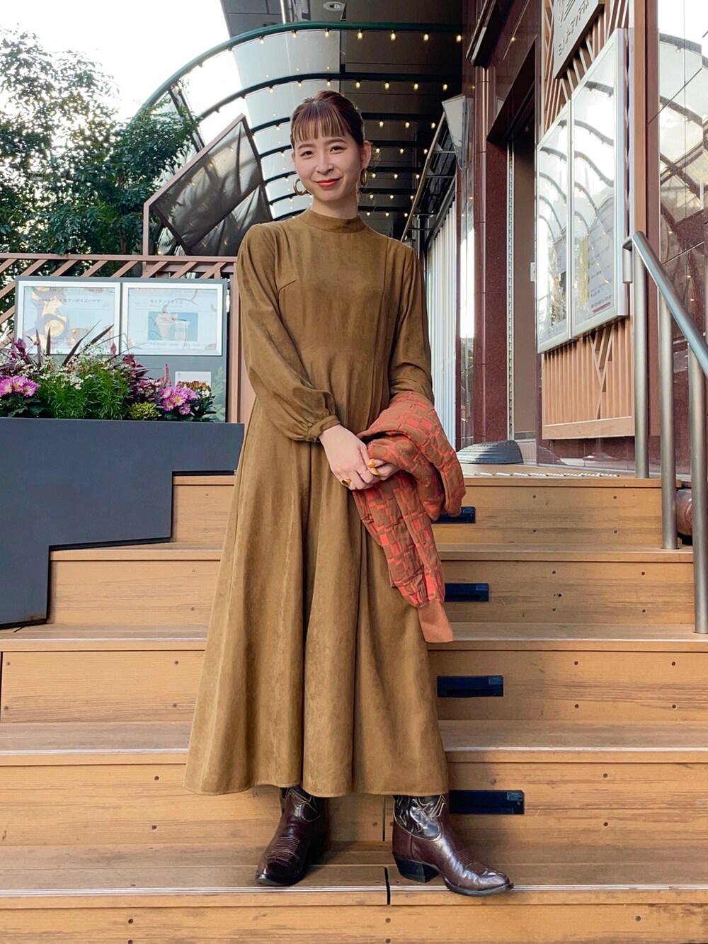 ブラウン系のカーディガン/ボレロ、ブラウン系のワンピースを着用したレディースの秋コーディネートの4枚目の写真