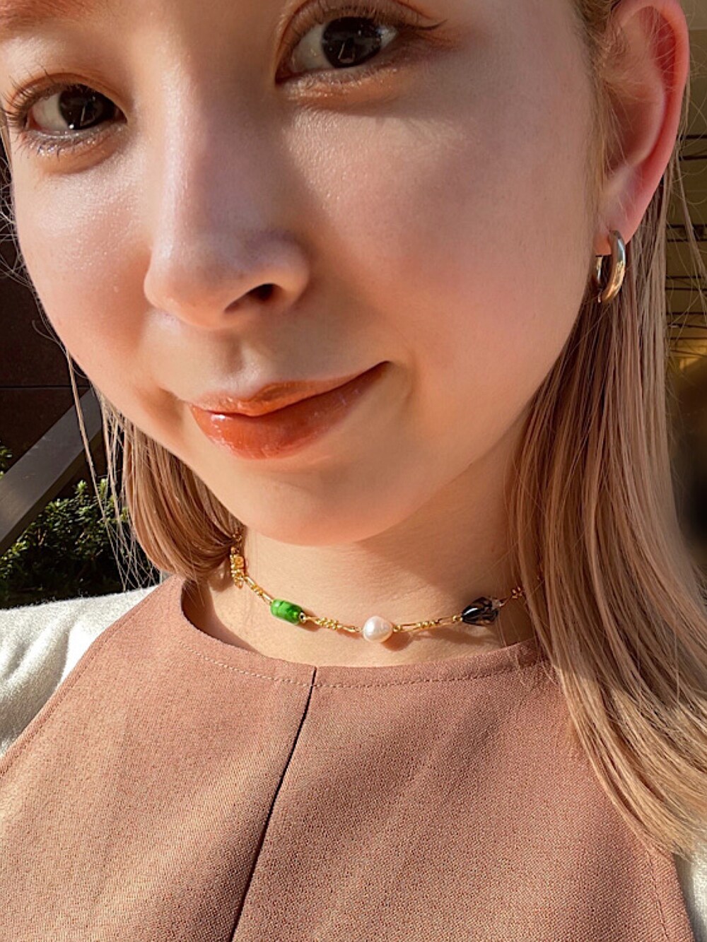 ブラウン系のシャツ/ブラウス、ブラウン系のパンツ、ホワイト系のTシャツ/カットソーを着用したレディースの春コーディネートの3枚目の写真