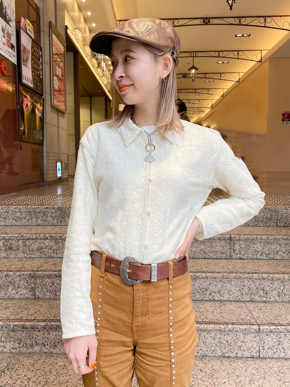 ベージュ系のシャツ/ブラウス、ブラウン系のシューズを着用したレディースの冬コーディネートの2枚目の写真