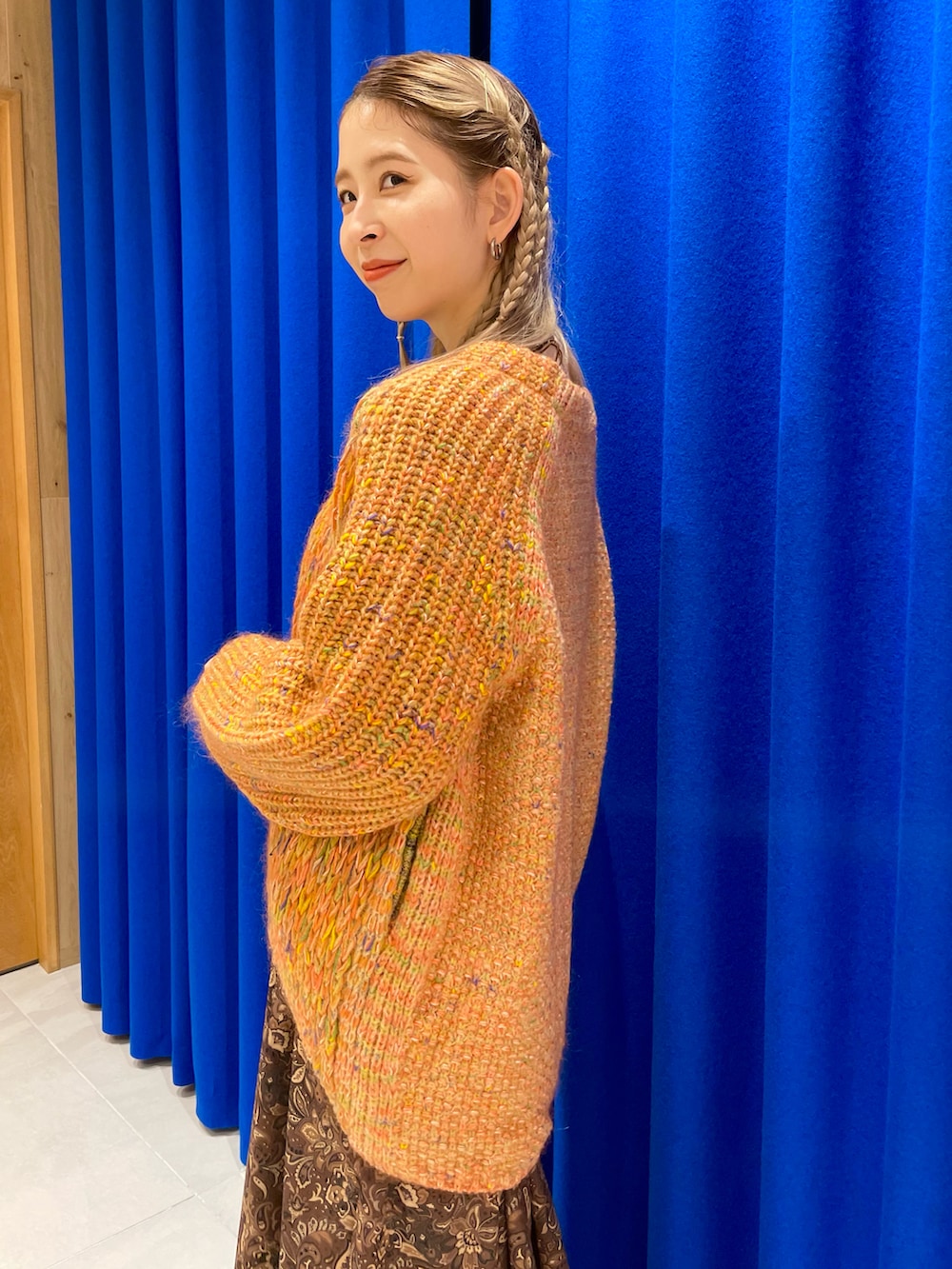 ブラウン系のワンピース、オレンジ系のカーディガン/ボレロを着用したレディースの秋コーディネートの3枚目の写真