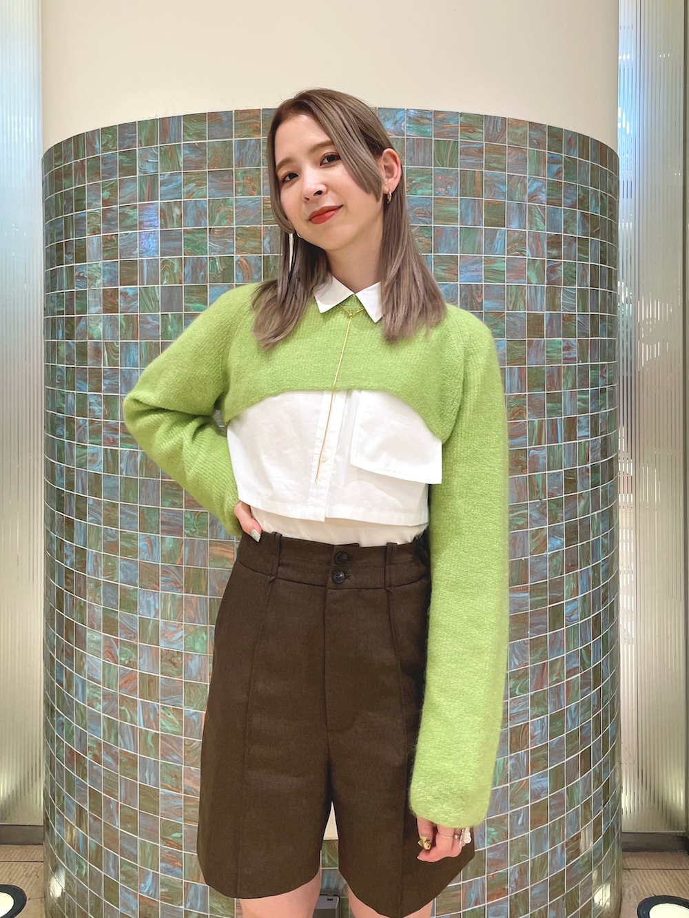 ブラウン系のその他パンツ、グリーン系のニット/セーターを着用したレディースの秋コーディネートの3枚目の写真