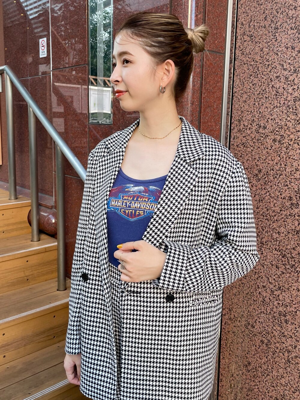 ブラック系のジャケット/アウター、ブラック系のその他パンツを着用したレディースの秋コーディネートの3枚目の写真