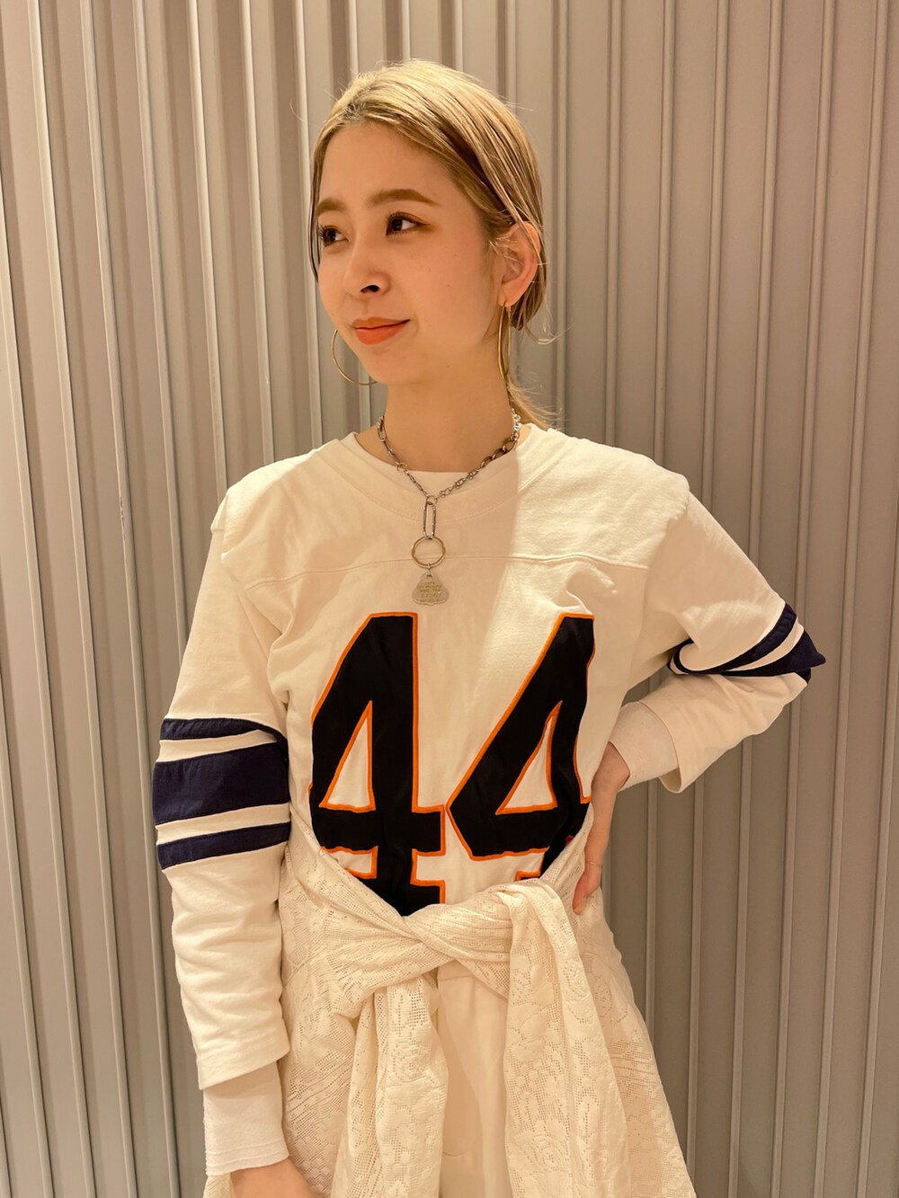 ホワイト系のその他パンツを着用したレディースの春コーディネートの2枚目の写真