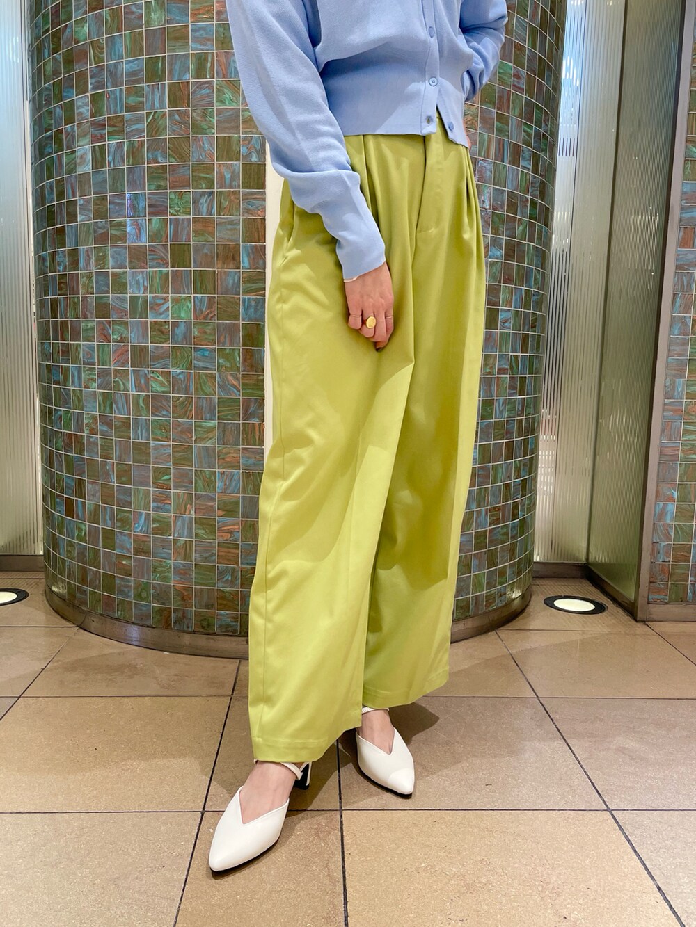 グリーン系のパンツ、ブルー系のカーディガン/ボレロ、ホワイト系のTシャツ/カットソーを着用したレディースの冬コーディネートの4枚目の写真